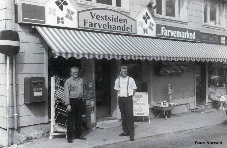 Forretningens fasade på Vestsiden, fotografert cirka 1994