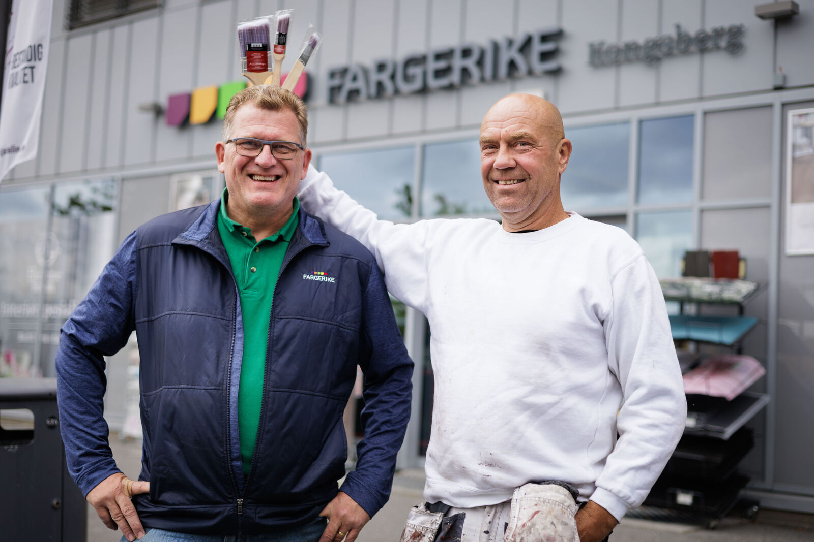 Maler Helge Korbu i arbeid