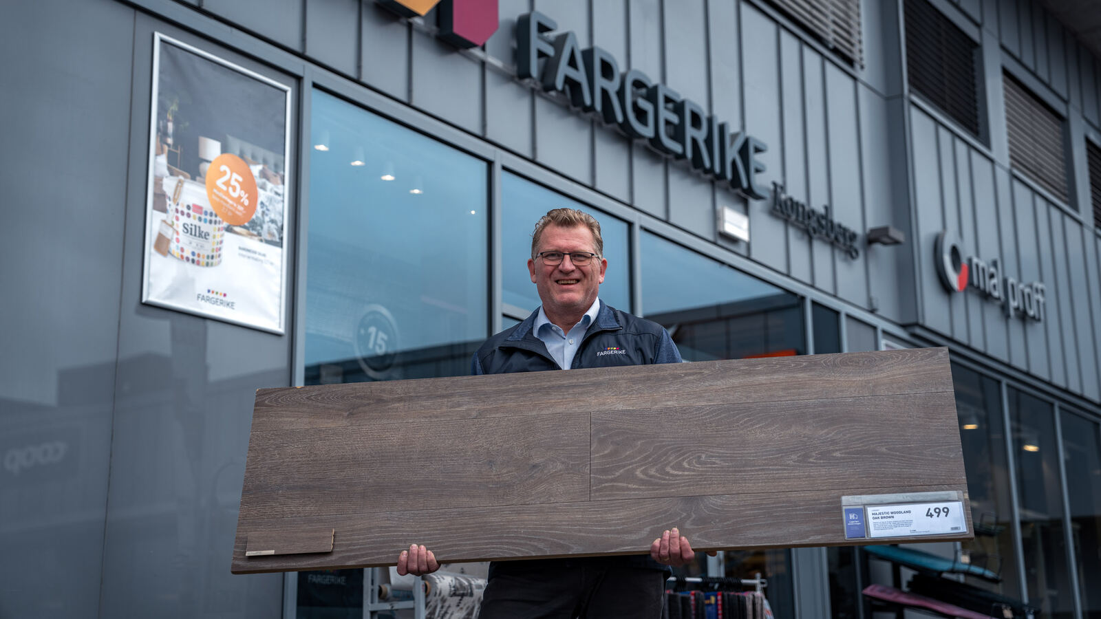 Ingar Råmunddal, daglig leder, i gulvavdelingen på Fargerike Kongsberg
